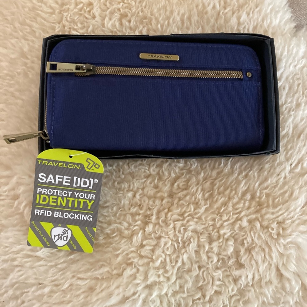 NWT Travelon RFID wallet